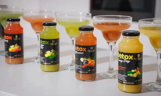Asortiman Marella hladno ceđenih detox sokova u staklenim flašicama, u različitim ukusima i bojama.