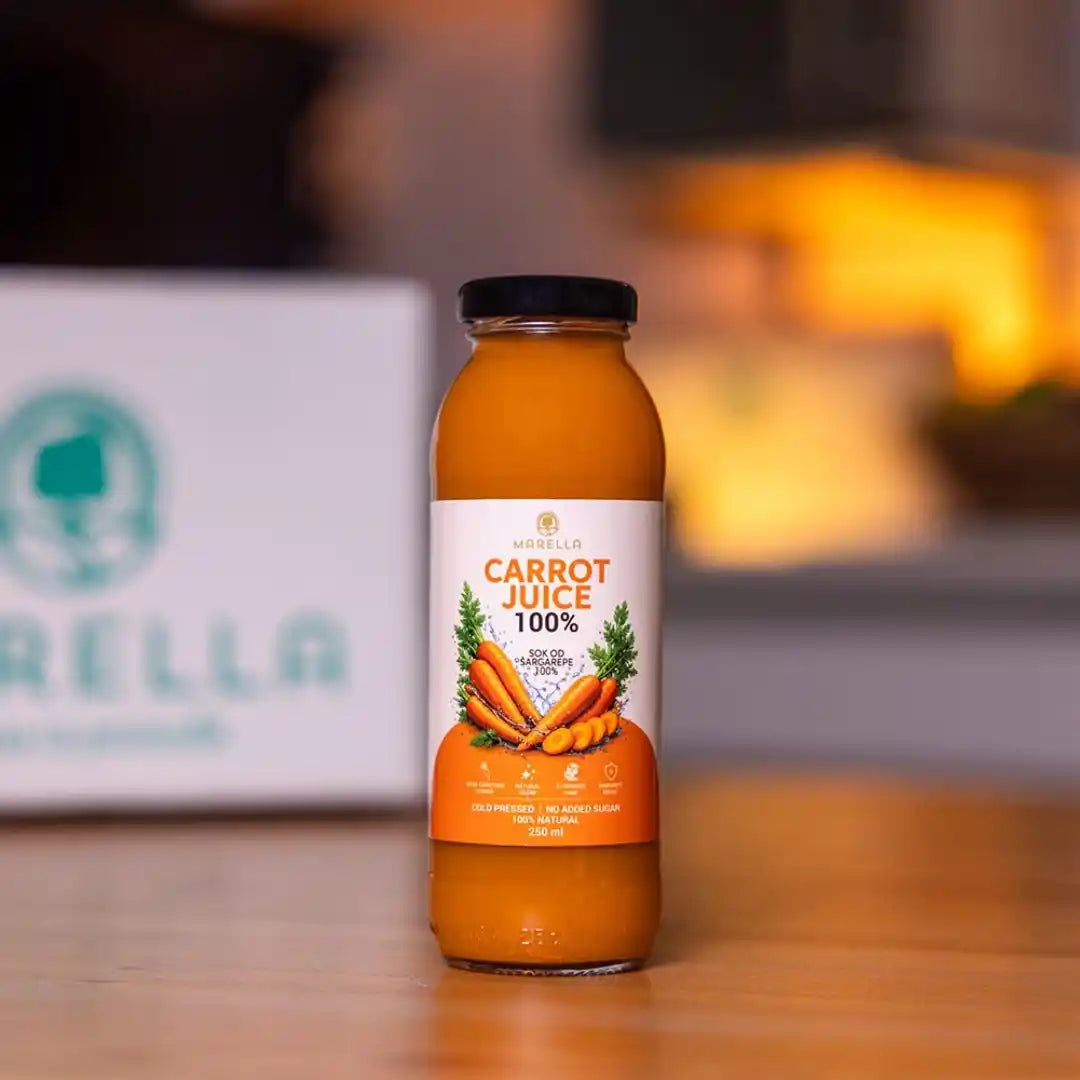Marella hladno ceđeni sok od šargarepe u staklenoj flašici od 250 ml, 100% prirodan i bez dodatog šećera.